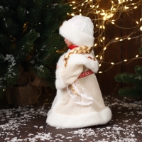 Снегурочка "В шубке, с ремешком и косой" двигается, 30х15 см, бежевый Снегурочка "В шубке, с ремешком и косой" двигается, 30х15 см, бежевый