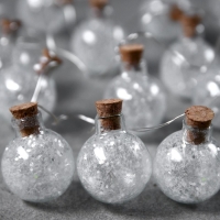 Гирлянда «Нить» 1.6 м с насадками «Шарики с белым конфетти», IP20, серебристая нить, 15 LED, батарейки ААх2 (нет в комплекте), свечение белое Гирлянда «Нить» 1.6 м с насадками «Шарики с белым конфетти», IP20, серебристая нить, 15 LED, батарейки ААх2 (нет в комплекте), свечение белое