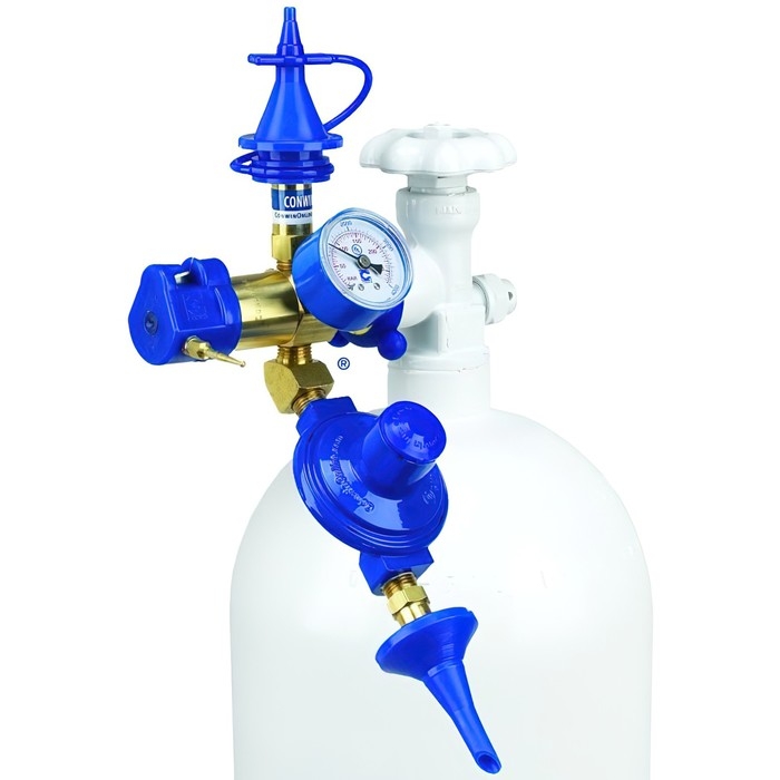 Насадка с манометром и 2 клапанами плавного нажатия, 1 с отсечным клапаном, 2 без клапана Насадка с манометром и 2 клапанами плавного нажатия, 1 с отсечным клапаном, 2 без клапана