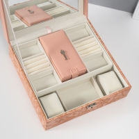 Шкатулка кожзам для украшений "Цветы" тиснение, розовая 25х25х8 см Шкатулка кожзам для украшений "Цветы" тиснение, розовая 25х25х8 см