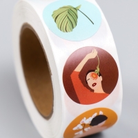 Наклейка бумага "Девушки с цветами" d=2,5 см 500 шт в рулоне 3х6,5х6,5 см