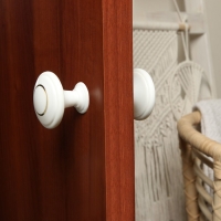 Ручка дверная пластмассовая, d=65, белая с узором Ручка дверная пластмассовая, d=65, белая с узором