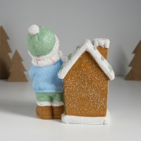 Сувенир керамика свет "Малышка в голубом свитере у пряничного домика" 15х8х16 см Сувенир керамика свет "Малышка в голубом свитере у пряничного домика" 15х8х16 см