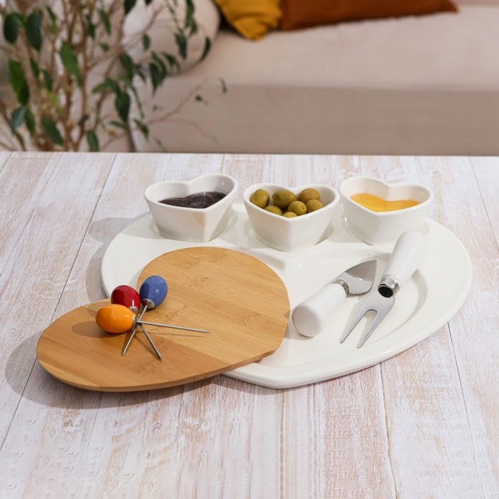 Блюдо керамическое для подачи «Эстет. Сердце», 8 предметов: 3 соусника 8×6×4 см, 3 шпажки, нож, вилочка, цвет белый Блюдо керамическое для подачи «Эстет. Сердце», 8 предметов: 3 соусника 8×6×4 см, 3 шпажки, нож, вилочка, цвет белый