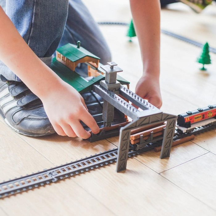 Железная дорога &laquo;Лесопилка&raquo;, работает от батареек, длина пути 450 см