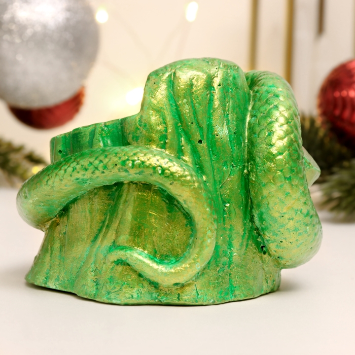 Новый год. Символ 2025. Кашпо "Змея на пеньке" зеленый с позолотой, 10х10см