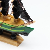 Корабль «Дункан», 10х3х10 см, зеленый корпус, черные паруса Корабль «Дункан», 10х3х10 см, зеленый корпус, черные паруса