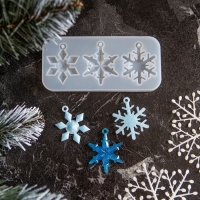 Форма силиконовая универсальная, подвеска &laquo;Снежинки&raquo; 3 в 1, размер от 5,2 до 5,6 см