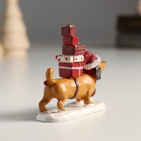 Сувенир полистоун "Такса в шапке несёт подарки" 8х2,5х6,5 см