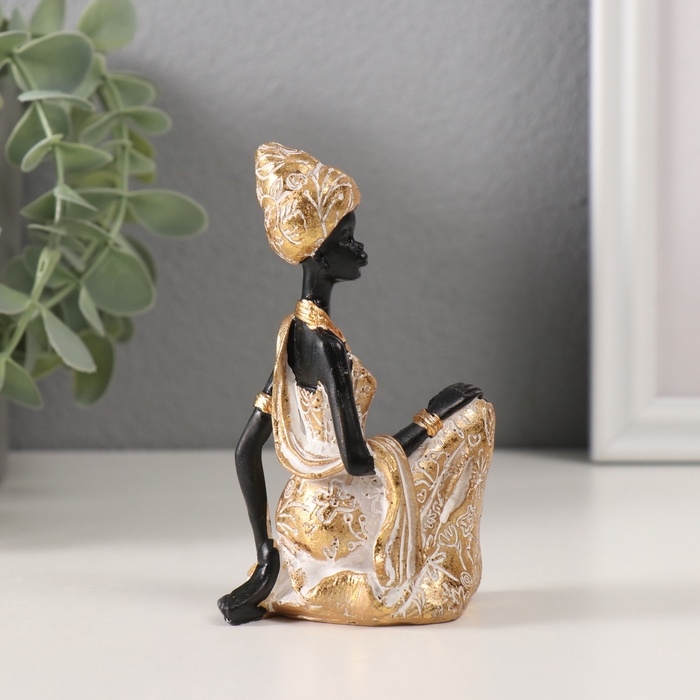Сувенир полистоун "Африканка в цветочном платье с золотым шарфом, сидит" золото 7х5х11 см