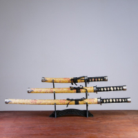 Сув. изделие катаны 3в1 на подставке, ножны ткань, драконы золото на бежевом 47/70/89см Сув. изделие катаны 3в1 на подставке, ножны ткань, драконы золото на бежевом 47/70/89см