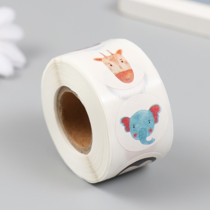 Наклейка бумага Наклейка бумага "Нарисованные звери" d=2,5 см 500 шт в рулоне 3х6,5х6,5 см