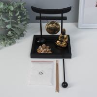 Сад Дзен "Будда в золотом у гонга" песок+камни+аромапалочка 13,2х15х15,3 см Сад Дзен "Будда в золотом у гонга" песок+камни+аромапалочка 13,2х15х15,3 см