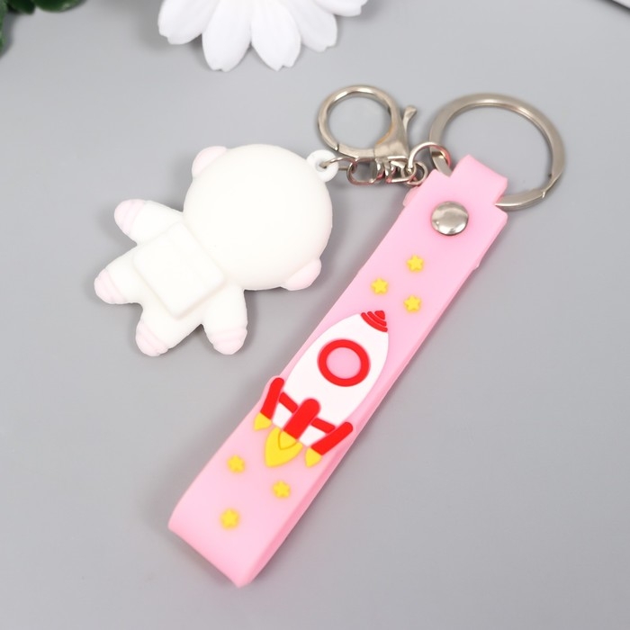 Брелок резина Брелок резина "Космонавт в бело-розовом скафандре" с браслетом и карабином 4,5х2,4х3,2 см