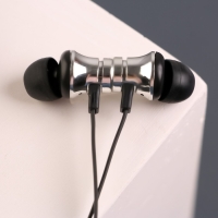 Беспроводные наушники на магните с микрофоном «Танк», мод. VBT 1.0 ,9 х 13,5 см. Беспроводные наушники на магните с микрофоном «Танк», мод. VBT 1.0 ,9 х 13,5 см.