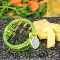 Овощерезка Доляна, 2 сменные насадки, съёмный пушер, 10,6&times;10,6&times;16,6 см, цвет зелёный, белый