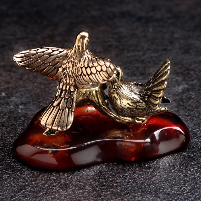 Сувенир "Голуби на ветке", латунь, янтарь