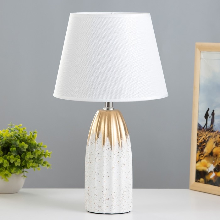 Настольная лампа Настольная лампа "Конкомбр" 1хE14 белый 22,5х22,5х39 см RISALUX