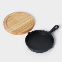 Сковорода чугунная &laquo;Авиньон&raquo;, 21,5&times;15,5&times;2,5 см, с 2 сливами, на деревянной подставке