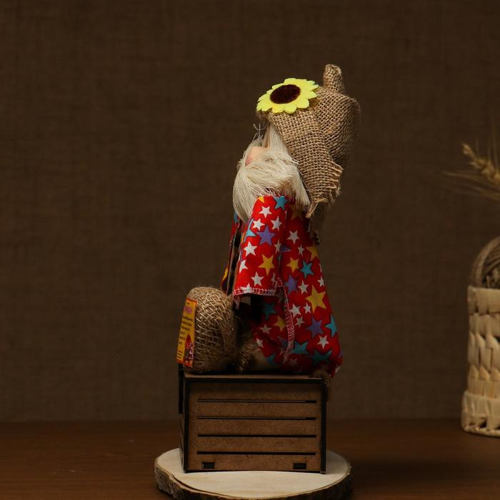 Оберег-домовой "Славуся в льняном колпаке, на сундуке с сердцем", средний, микс