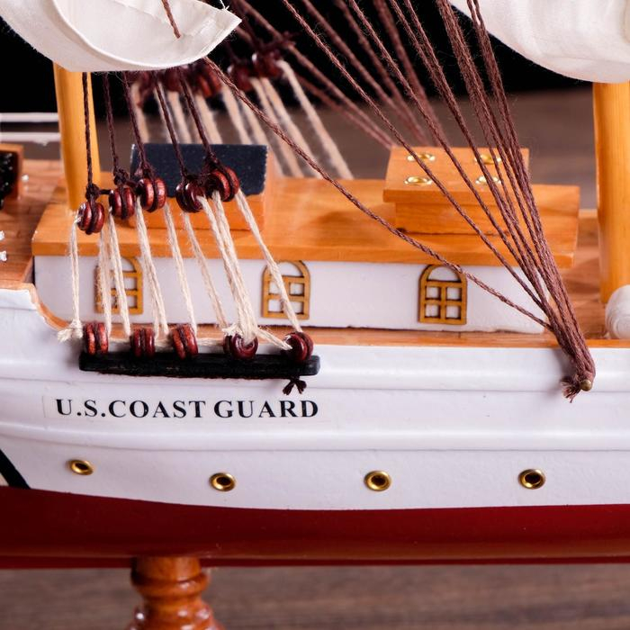 Корабль сувенирный «Проводник», 3 мачты, белый борт, чёрная подставка, белые паруса Корабль сувенирный «Проводник», 3 мачты, белый борт, чёрная подставка, белые паруса