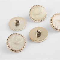 Набор пуговиц на ножке, d = 21,5 мм, 5 шт, цвет белый/золотой Набор пуговиц на ножке, d = 21,5 мм, 5 шт, цвет белый/золотой