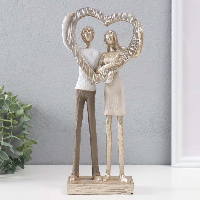 Сувенир полистоун Сувенир полистоун "Влюблённые с большим золотым сердцем" 12,5х8х29,5 см