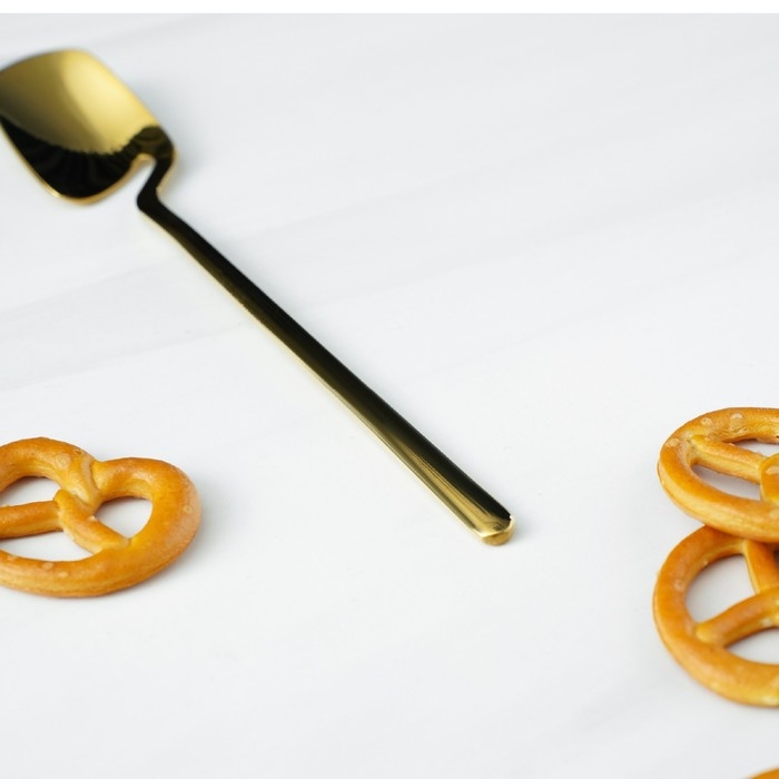 Ложка чайная из нержавеющей стали Magistro Wave, длина 13,8 см, цвет золотой Ложка чайная из нержавеющей стали Magistro Wave, длина 13,8 см, цвет золотой