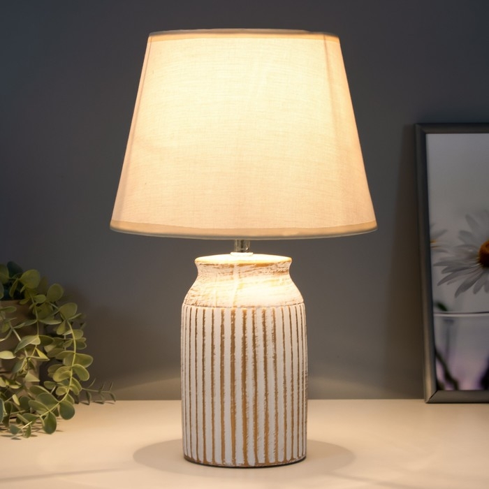 Настольная лампа "Инести" Е14 40Вт бело-золотой 22х22х36 см RISALUX