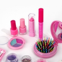 Набор детской косметики в чемодане &laquo;Самой красивой&raquo;, тени, резинки для волос, блески для губ, глиттер, лаки для ногтей, наклейки, пилочка, расчёска, кисти, косметичка