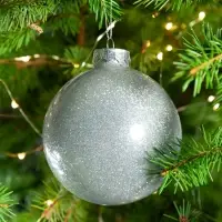 Елочный шар Finery Shine, 10 см, глянцевый серебристый с глиттером Елочный шар Finery Shine, 10 см, глянцевый серебристый с глиттером