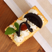 Муляж - магнит "Крекер с мятой" 4х8х6см Муляж - магнит "Крекер с мятой" 4х8х6см