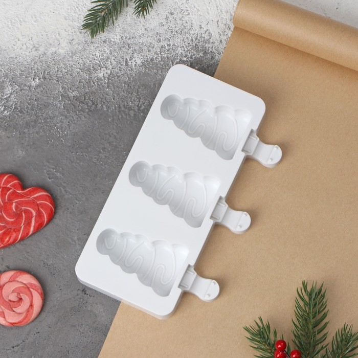 Форма для мороженого новогодняя &laquo;Ёлочка&raquo;, силикон, 19,5&times;13&times;2,5 см, 3 ячейки (7,1&times;2,7 см), цвет белый