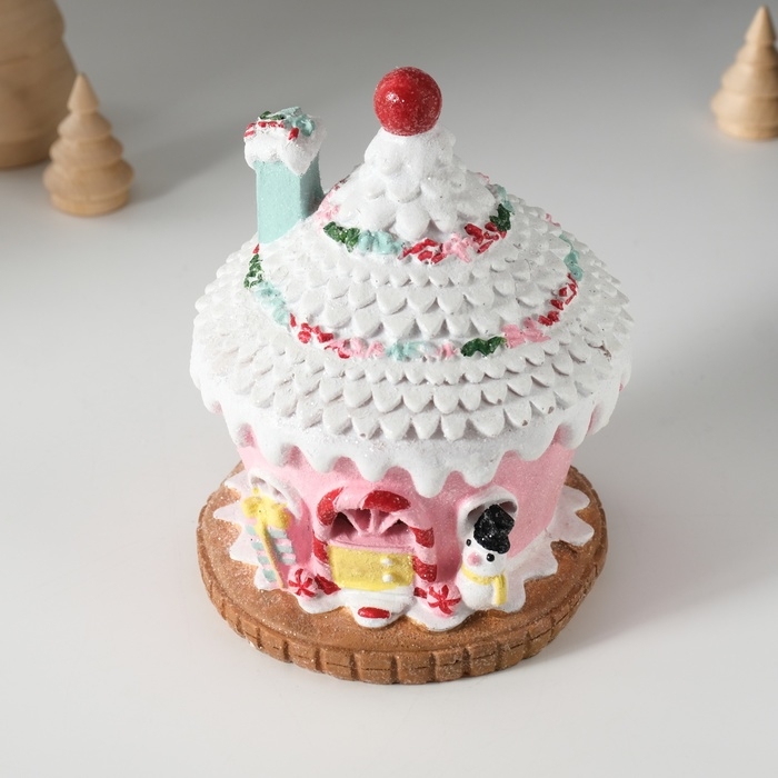 Сувенир полистоун свет "Пряничный домик розовый в глазури со снеговиком" 11,5х11,5х15 см