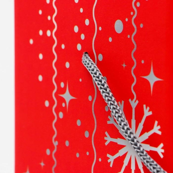 Новый год. Подарочная коробка Новогодняя, под шампанское Новый год. Подарочная коробка Новогодняя, под шампанское "Змея на красном" с веревоч. ручкой 11*11*35 см.