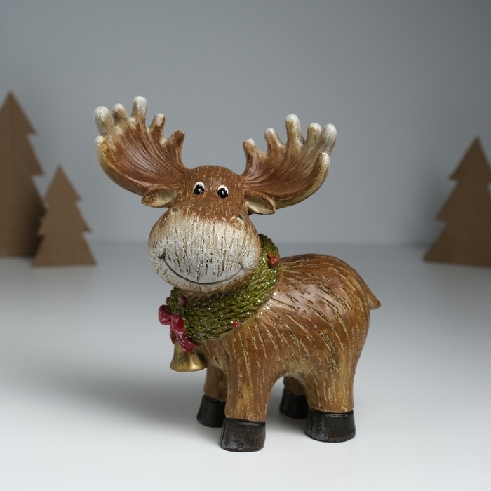 Сувенир полистоун Сувенир полистоун "Лосик Улыбка в еловом венке с ягодками и колокольчиком" 15,5х9х17,5 см