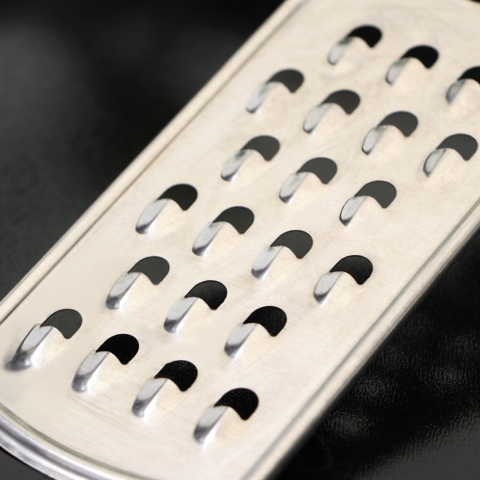 Тёрка для сыра с ручкой Доляна &laquo;Металлик&raquo;, 23&times;6 см, крупная, цвет серебристый