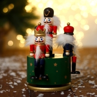 Новогодний сувенир &laquo;Карусель щелкунчики&raquo; 11 &times; 11 &times; 19 см, МИКС