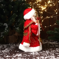 Дед Мороз "В шубе и с мешком с нашивкой" двигается, 30х18 см, красный Дед Мороз "В шубе и с мешком с нашивкой" двигается, 30х18 см, красный