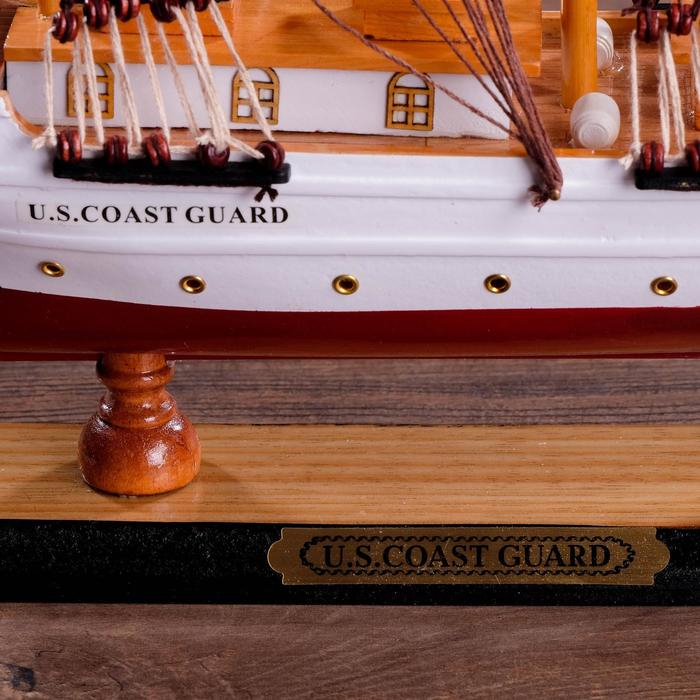 Корабль сувенирный «Проводник», 3 мачты, белый борт, чёрная подставка, белые паруса Корабль сувенирный «Проводник», 3 мачты, белый борт, чёрная подставка, белые паруса