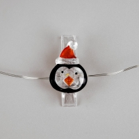 Гирлянда «Нить» 2 м роса с насадками «Прищепки-пингвин», IP20, серебристая нить, 20 LED, батарейки ААх2 (не в комплекте), свечение тёплое белое Гирлянда «Нить» 2 м роса с насадками «Прищепки-пингвин», IP20, серебристая нить, 20 LED, батарейки ААх2 (не в комплекте), свечение тёплое белое