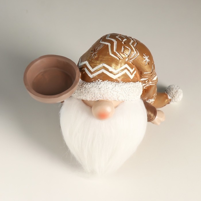 Подсвечник полистоун на 1 свечу Подсвечник полистоун на 1 свечу "Дед Мороз в золотом колпаке с узорами" 18х9,5х13 см