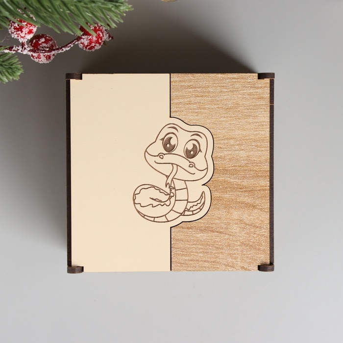 Новогодняя шкатулка комбинированная Новогодняя шкатулка комбинированная "Змейка" 10,5х10х7 см