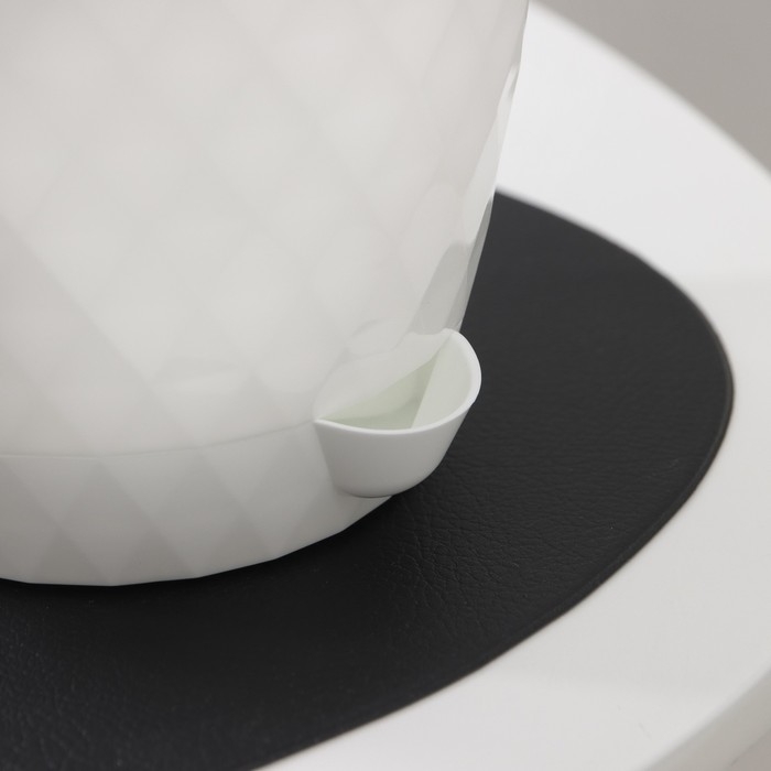 Горшок для цветов с прикорневым поливом «Румба», 1,5 л, цвет белый Горшок для цветов с прикорневым поливом «Румба», 1,5 л, цвет белый