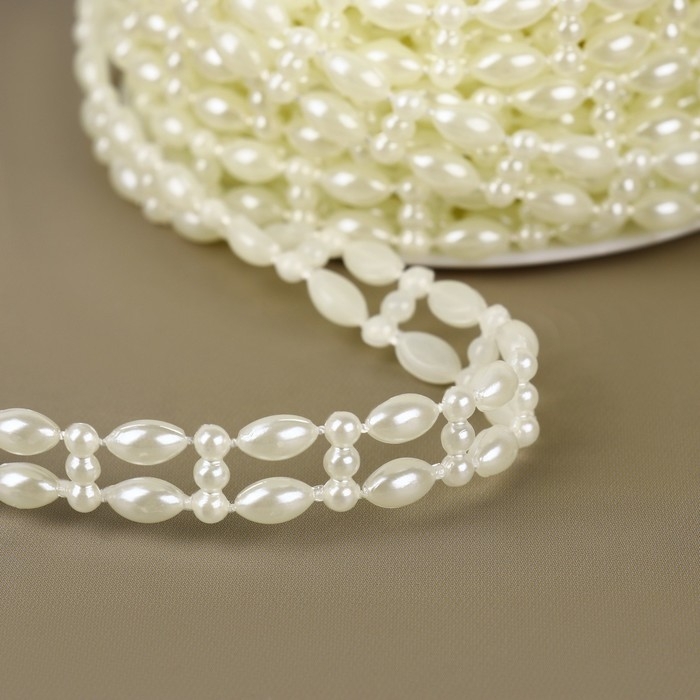 Жемчуг на нитях, плоский, 10 мм, 9 &plusmn; 1 м, цвет молочный