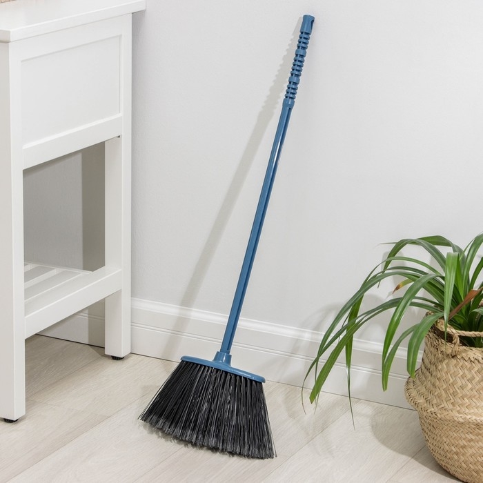 Метла с черенком жёсткая &laquo;Комфорт-люкс&raquo;, цвет МИКС