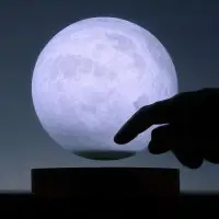 Левитирующая луна MoonFlight с пластиковой подставкой Левитирующая луна MoonFlight с пластиковой подставкой