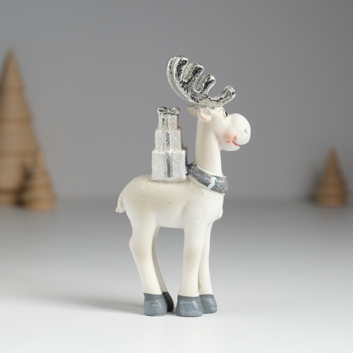 Сувенир полистоун "Олень с серебристыми рожками, с белыми подарками на спине" 5,5х2х11,5 см
