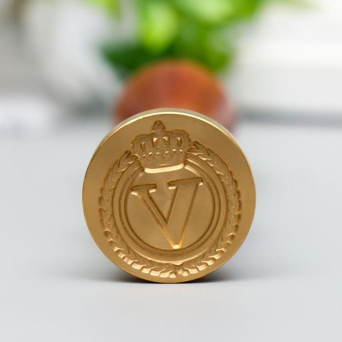 Печать для сургуча с деревянной ручкой Печать для сургуча с деревянной ручкой "Корона с буквой V" 9х2,5х2,5 см