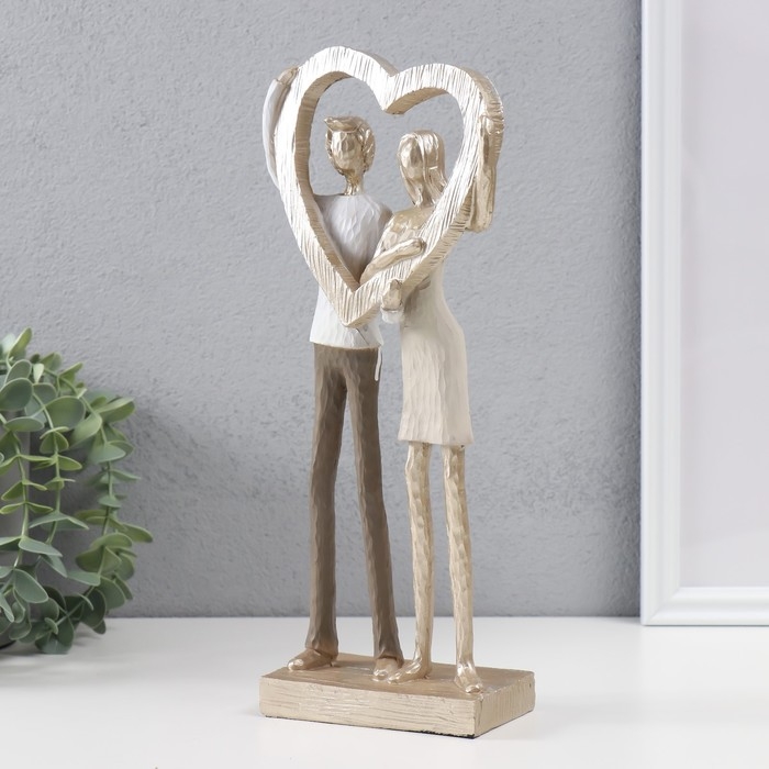 Сувенир полистоун Сувенир полистоун "Влюблённые с большим золотым сердцем" 12,5х8х29,5 см